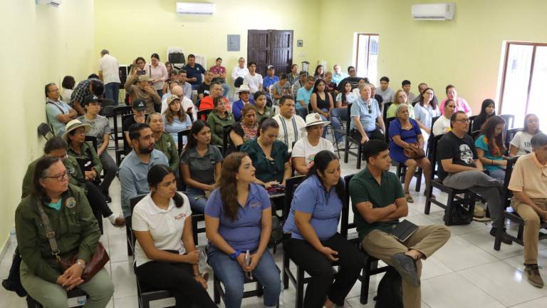 Prestadores de servicios turísticos de Rosario participan en curso de capacitación.