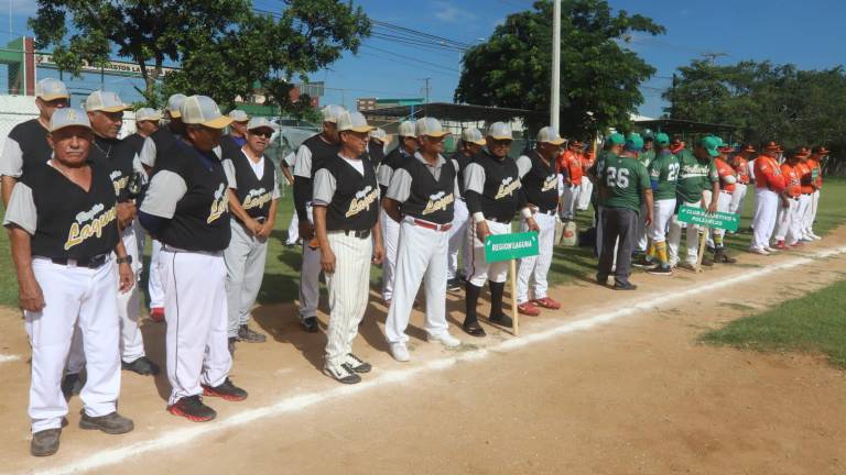 Los jugadores atentos a la ceremonia inaugural.
