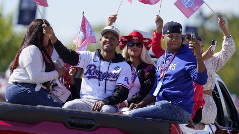 Los Rangers de Texas celebran con su afición el título obtenido.