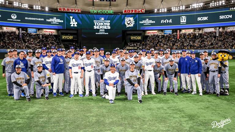 Dodgers se toma la foto con Hanshin Tigers.