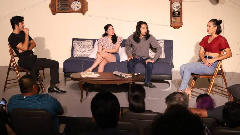 Los jóvenes son alumnos de la carrera técnica en Arte Teatral, del Centro Municipal de las Artes, de Mazatlán.