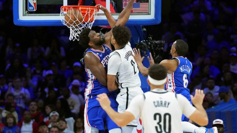 Joel Embiid hizo de todo en la duela para darle a los Sixers su segunda victoria de la postemporada.