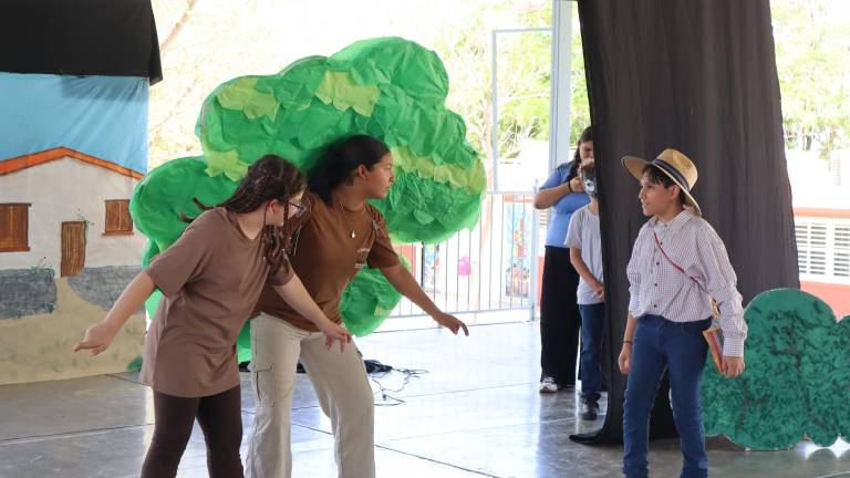 Jóvenes que cursaron la Cátedra en Teatro ‘José Limón’ presentaron la obra bajo la dirección de Miguel Alonso Gutiérrez.