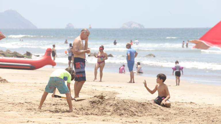 Turistas en las playas de Mazatlán.