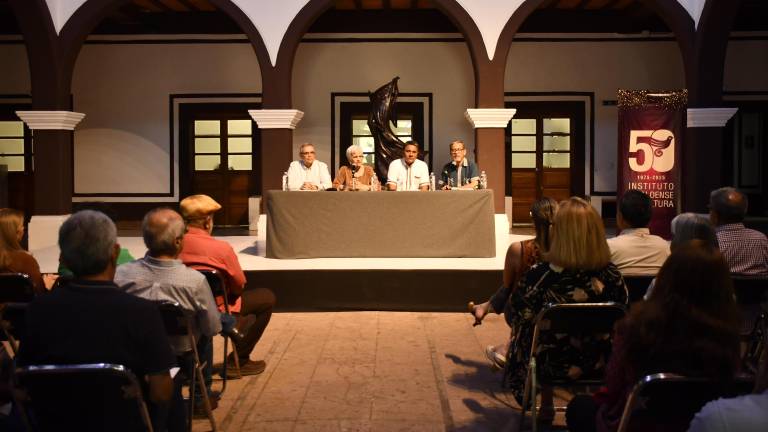 Ulises Cisneros, Alicia Montaño, Benjamín Padilla y Juan Esmerio presentan los libros.