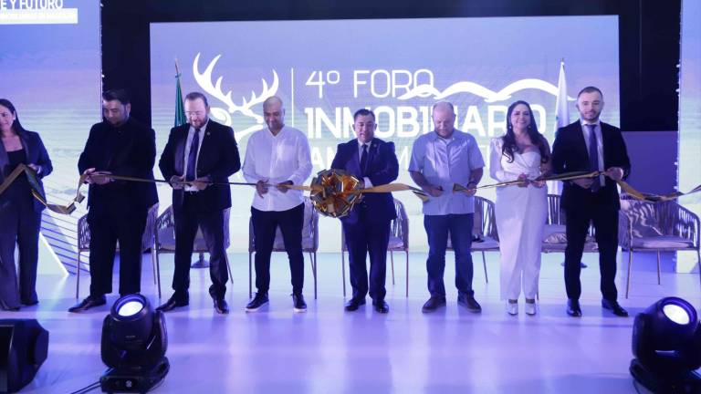 Ismael Tirado Robles, presidente de la AMPI Mazatlán; Emilio Rojas Cobián, presidente a nivel nacional de AMPI; Anny Ruiz, directora del evento e invitados especiales, realizaron el corte del listón inaugural del foro.