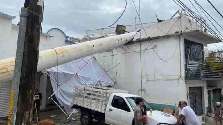 Espectacular sobre una vivienda en Acapulco, un día después del huracán Otis.