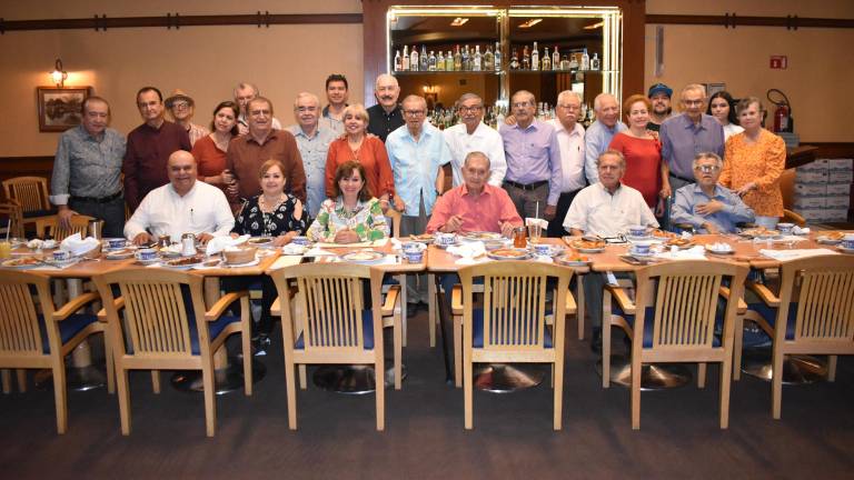 Los egresados de la Escuela Secundaria Prevocacional se reunieron en un desayuno.