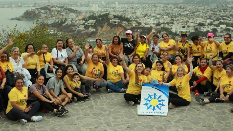 Las damas de Anspac Mazatlán se ejercitan al subir al Faro.