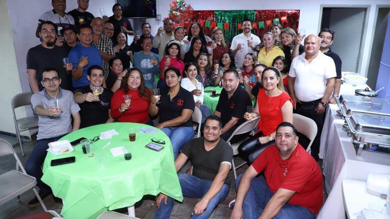 El equipo de Datemex Mazatlán brinda por una feliz Navidad y un gran Año Nuevo.