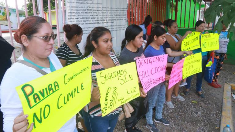 La madres de familia señalan que la constructora Pavira Construcciones ya recibió el pago por realizar el cambio de la instalación eléctrica y los equipos.