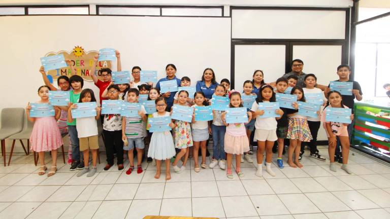 Niños y niñas reciben su constancia de participación en cl curso otorgado por la Biblioteca Pública Municipal ‘Rosa María Peraza’