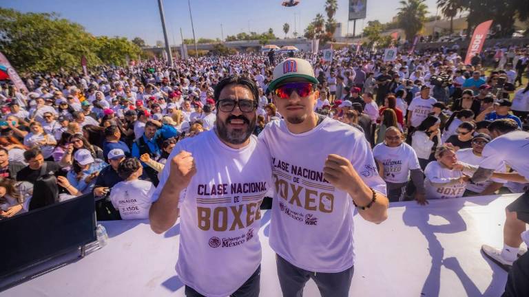 El Alcalde Juan de Dios Gámez junto al medallista olímpico Marco Verde en la Clase Nacional de Boxeo.