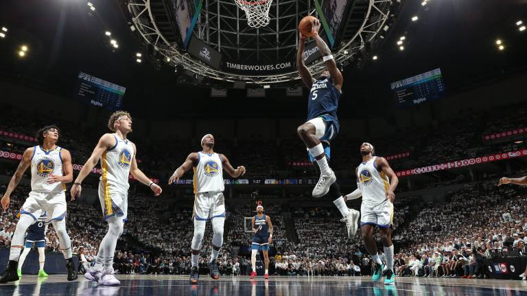 Anthony Edwards terminó con 20 puntos.
