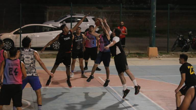 Refrenda Teke Tires su etiqueta de favorito en el baloncesto de la Burócrata