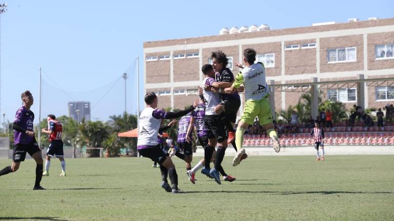 Mazatlán FC supera por 1-0 a Chivas.