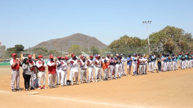 Los equipos participantes posan sobre el diamante.