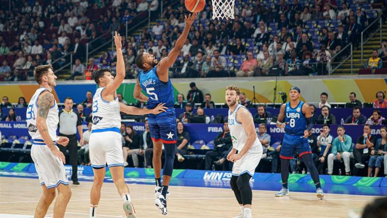 Mikal Bridges busca dos puntos para Estados Unidos, que califico a Italia.