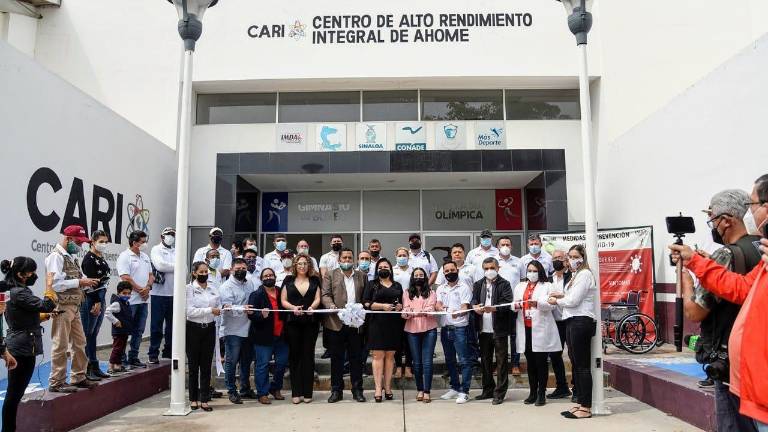 El corte del listón del Centro de Alto Rendimiento Integral.