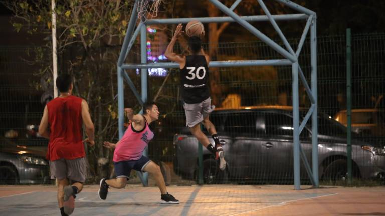 Las acciones en la cancha Los Mangos de la Burócrata son de buen nivel.