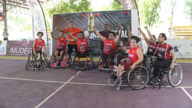 Los jugadores de Guerreros de Mazatlán festejan con el trofeo de campeón de la Libasir.