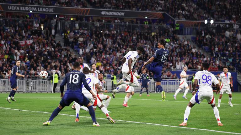 Manchester United y Lyon igualan a dos goles.