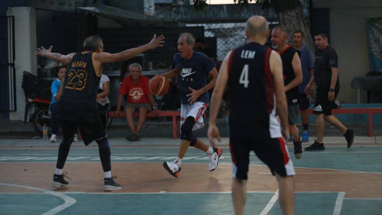 La cancha del Infonavit Playas sirve como escenario para las acciones del Maxibaquet.