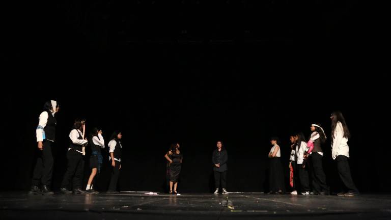 Alumnos de David Zataráin llevan a la escena ‘Roberto y Juliana’.