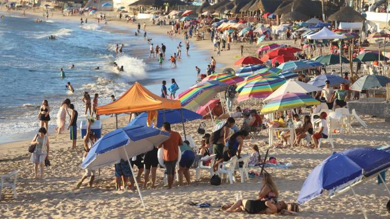Las playas de Mazatlán siguen llenas de bañistas.