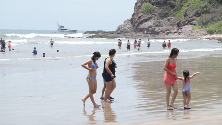 Los turistas llegan a disfrutar las playas del puerto.