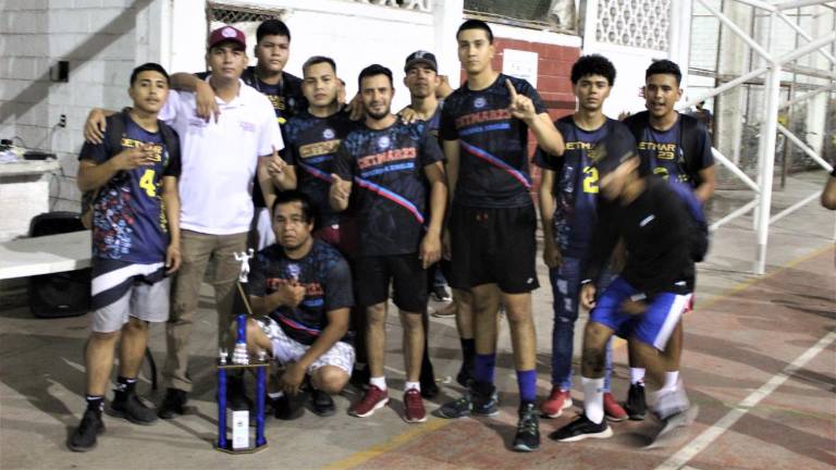 Cet Mar celebra su campeonato de la rama varonil.
