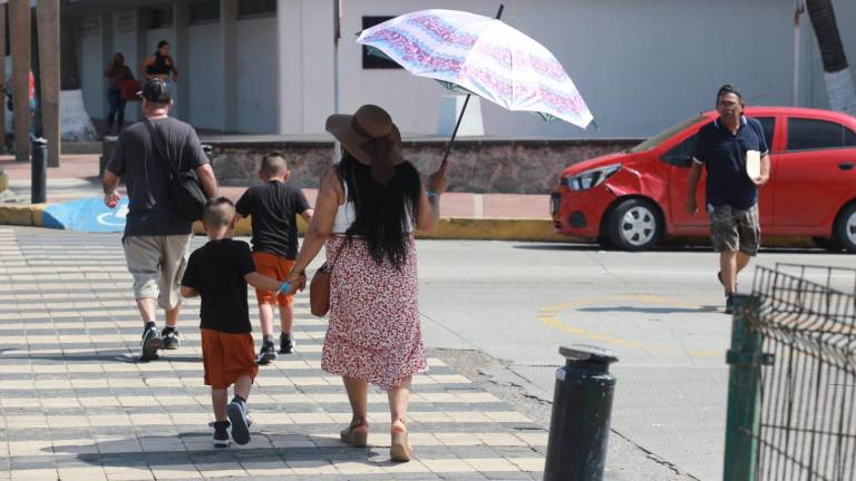 El cruce correcto de calles es por la zona de cruce peatonal.