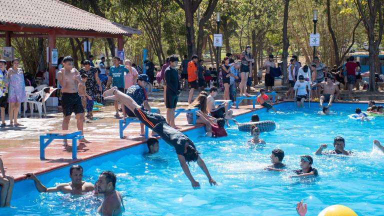 En las aguas termales de Imala se registró una alta afluencia de familias de Culiacán durante el Jueves Santo.