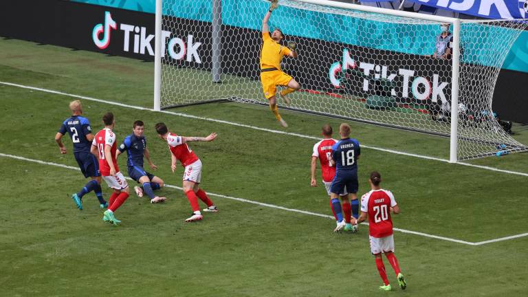 El juego entre Dinamarca y Finlandia se reanudó hora y media después del percance del jugador danés Christian Eriksen.