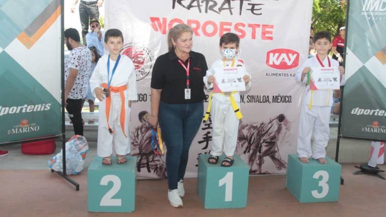 Los más pequeños fueron premiados por Nidia Enríquez, de Editorial Noroeste.