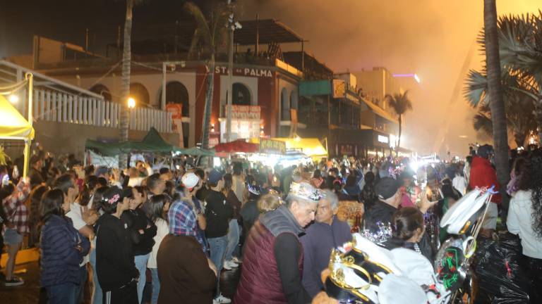 Un gran número de asistentes disfrutó del tradicional Combate Naval y la fiesta del Carnaval en Olas Altas.