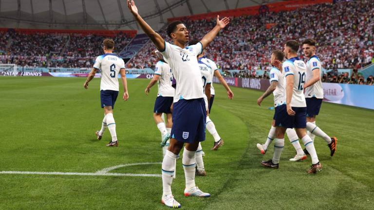 Marcus Rashford celebra uno de los goles de Inglaterra sobre Irán.