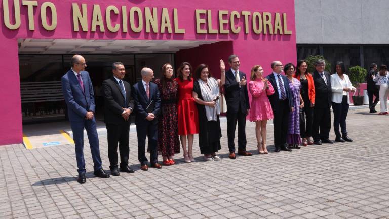 Lorenzo Córdova en la foto de bienvenida a los nuevos consejeros del INE.