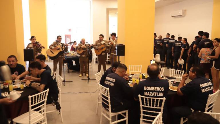 Desayuno para celebrar a los Bomberos de Mazatlán.