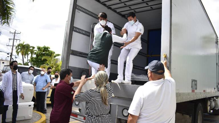 Las vacunas se destinarán para segundas dosis de 40 a 49 años de Escuinapa, Angostura, Ahome, Mazatlán y Navolato, así como para el grupo de 30 a 39 que tiene pendiente completar su esquema en Mazatlán, Cosalá y San Ignacio además de los que en Culiacán se aplicaron AstraZeneca el 14 de Julio pasado.