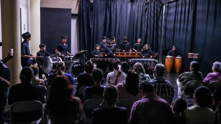Alumnos de percusiones comparten concierto como parte de las actividades de fin de cursos.