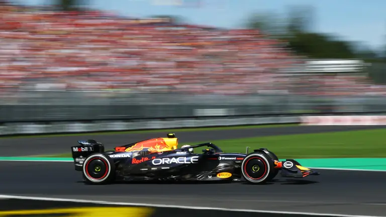 Verstappen derrota a McLaren para quedarse con la pole.