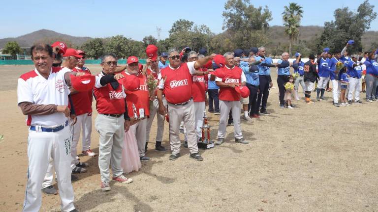Los peloteros rinden la protesta deportiva.