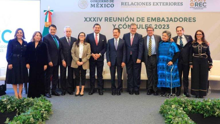 Marcelo Ebrard en encuentro con legisladores.
