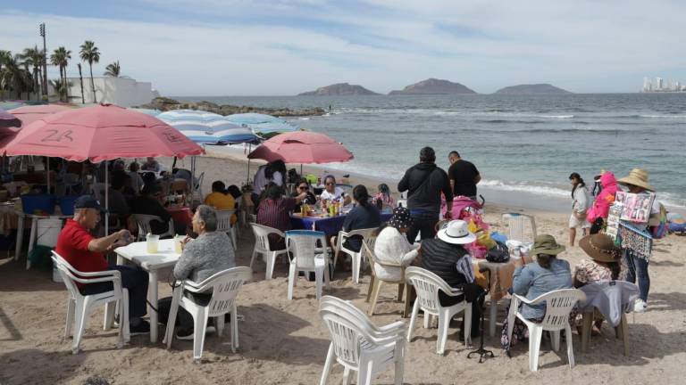Familias enteras acudieron a la playa a pasar el día.