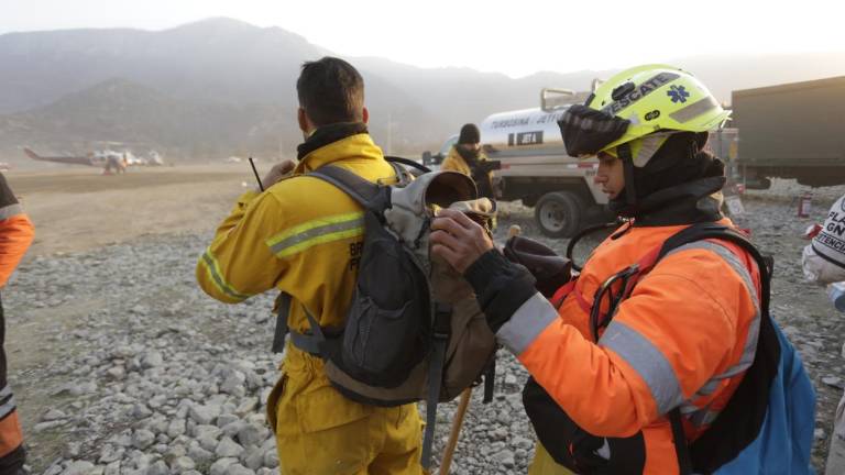 Los bomberos y las fuerzas armadas llevan una semana combatiendo los incendios forestales en Coahuila y Nuevo León.