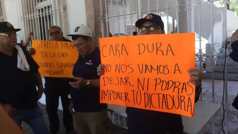 Los manifestantes Guerreros Azules cerraron los dos accesos al ayuntamiento de Mazatlán para demandar la homologación y el tema del ISSSTE.