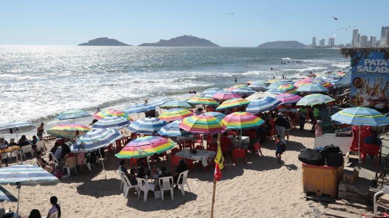 Este domingo las playas de Mazatlán tuvieron buena afluencia de bañistas.
