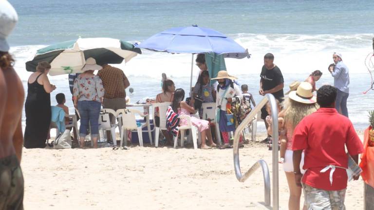 Turismo en las playas mazatlecas.