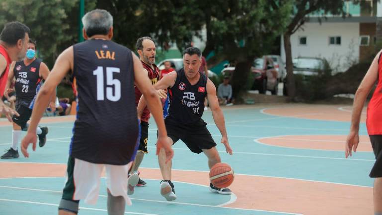 Vicente Galarza (balón) fue la bujía del triunfo de JB-Agua San Fernando, en el Torneo Maxibaloncesto.